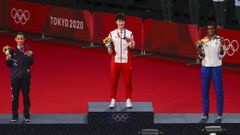 La medalla de oro Chen Yufei, de China, la plata Tai Tzu-Ying, de Taiwan, y el bronce P.V. Sindhu, de la India, en el podio del torneo de b�dminton