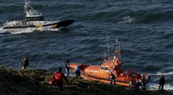 Efectivos de Salvamento Mar�timo y de la Guardia Civil rastrearon hasta el anochecer la zona donde desapareci� el percebeiro. 