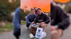 Martn, que es psiquiatra, y Arturo y lex, que son enfermeros, con los diseosFisterra y Monte Louro de su marca Areanostra (@areanostrabarefoot en redes), modelos verstiles y modernos, en los que tambin priman la comodidad.