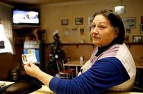 Pilar con uno de los d�cimos que se vendi� en el bar, mientras escucha el sorteo.