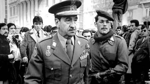 Alfonso Armada sale del Congreso tras fracasar el golpe de Estado.