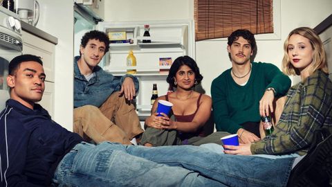 �Adults� (Disney+). La comedia m�s disparatada del momento sigue a cinco amigos que comparten casa en Brooklyn mientras se enfrentan al reto de hacerse adultos.