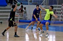 Rial (de amarillo) intenta detener una jugada de ataque durante un entrenamiento.