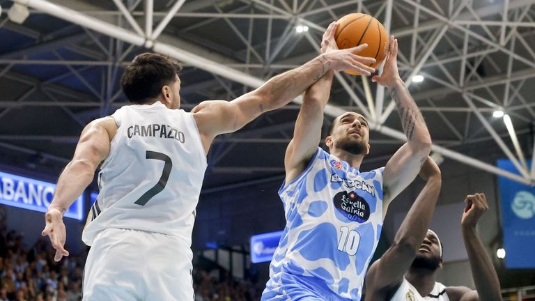 Francis Alonso trata de anotar ante el Madrid incomodado por la defensa de Campazzo y Garuba