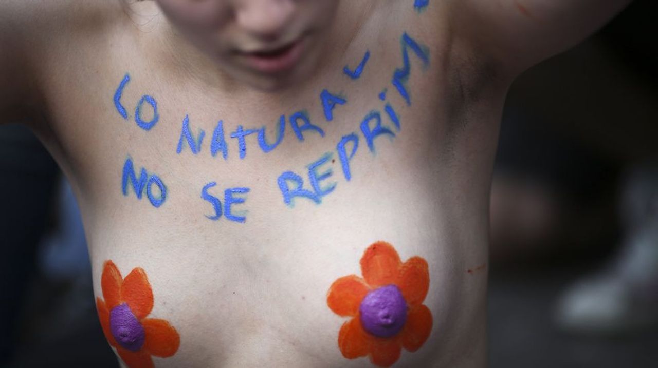 Mujeres argentinas se desnudan para protestar contra la «cosificación» del  cuerpo de la mujer