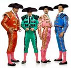 Fidel Fern�ndez, de verde, con el resto de la compa��a Yllana