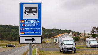 Aparcamiento de autocaravanas en Doni�os, en una imagen tomada este lunes.