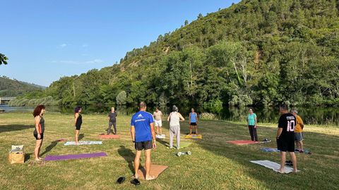 Participantes en una de las sesiones de yoga al aire libre dirigidas por Teresa Taboada en Quiroga