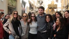 Nicole Kimpel, Stella del Carmen, Alex Gruszynski y Mar�a �ngeles viendo una procesi�n de Semana Santa en M�laga