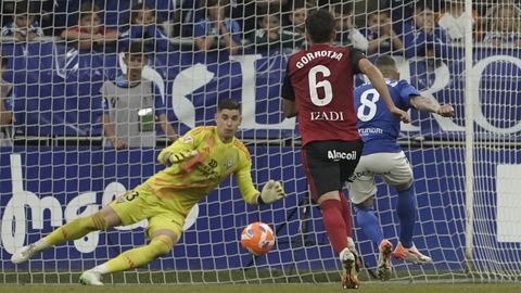 El centrocampista del Oviedo Santi Cazorla (d) marca su gol de penalti durante el partido de vuelta de ascenso a Primera División