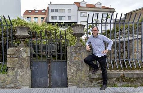 O arquitecto Juan Creus, onte, nun deses muros de pedra que a�nda quedan polo borde, �hoxe interior�, do Recheo ceense<span lang= es-es >. </span>