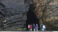 Turistas entrando en una cueva pese a estar prohibido