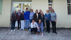 Cristina Capel�n, en el centro, en As Encrobas