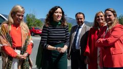 La presidenta de la Comunidad de Madrid, Isabel D�az Ayuso (2i), este mi�rcoles junto a la consejera de Econom�a, Hacienda y Empleo del Ejecutivo regional, Roc�o Albert (1i), durante la visita a la empresa familiar Arzam, en Guadarrama (Madrid).