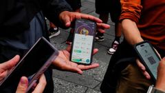 Un grupo de personas juega a Pok�mon Go durante su d�cimo aniversario en Nueva York