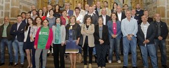 <span lang= es-es >Siglos de historia contemplan a los candidatos</span>. No fue casualidad elegir el templo de Santa Mar�a A Nova para la foto de familia de los alcaldables de la zona. A la condici�n de Noia como lugar m�s c�ntrico para todos se sumaba que tanto el inmueble como las laudas gremiales que alberga acumulan siglos de historia, y la imagen con los candidatos a las alcald�as merece tambi�n formar parte de esa historia. Compartieron con �fair play� el escenario del altar mayor, sin necesidad de codazos. 