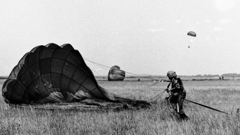 Prcticas de paracaidismo en el aerdromo de Rozas en 1983