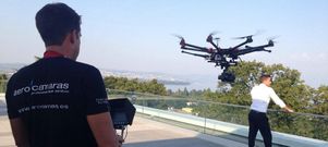 El piloto de Dreams Factory vuela un dron durante un trabajo que les encarg� una empresa de Lausana, en Suiza. 