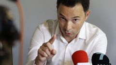 Abal achaca su expulsi�n a su negativa a subir los impuestos a los vecinos de Cambados