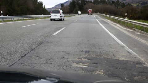 Subida de O Cereixal, con el carril derecho destrozado