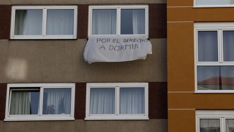 Imagen de archivo de una pancarta en un piso de la calle Socorro en contra del ruido nocturno