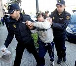 El detenido por el crimen de Mar�n ocult� su rostro ayer cuando era llevado ante el juez.
