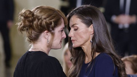 Virginia Ortiz, familiar de víctimas de las inundaciones de Letur, junto a la reina Letizia