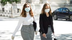 A la izquieda, Dina Bousselham, exasesora de Pablo Iglesias, acompa�ada de su abogada.
