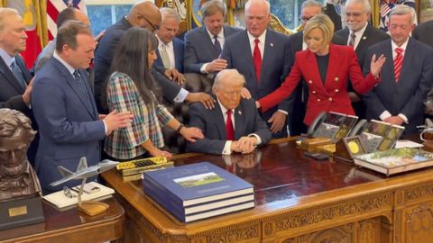 L�deres religiosos rodean a Donald Trump en su despacho de la Casa Blanca, el pasado 6 de marzo.