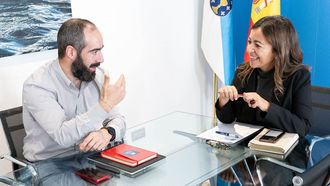 La conselleira recibi� al regidor rianxeiro en Santiago.