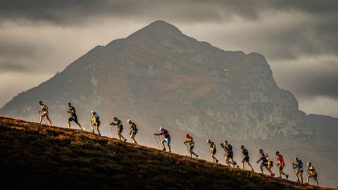 Paso de participantes de la Original Trail de la Kangas Mountain 2026 por el Picu'l Arbol�n con el Pierzu al fondo