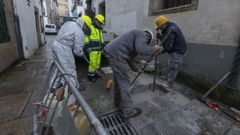 Imagen de archivo de la reparacin por parte de Viaqua de una avera en la red de abastecimiento en la cntrica ra da Raa, en el casco histrico