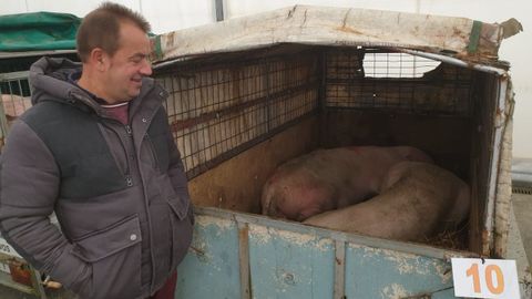 Un criador, con sus animales en la feria del ao pasado