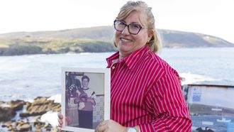 Susana muestra a su madre, fallecida, con la piedra de percebe.�Carmen Andrade Ures fund� el conocido restaurante Pastoriza, en Seaia