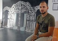 El maestro, junto a la reproducci�n del P�rtico de la Gloria realizada por sus pupilos. 