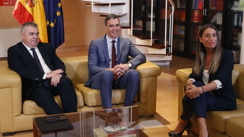 De izquierda a derecha, el secretario de organizaci�n del PSOE, Santos Cerd�n, el presidente del Gobierno en funciones y l�der socialista, Pedro S�nchez, y la portavoz de Junts en el Congreso, M�riam Nogueras.