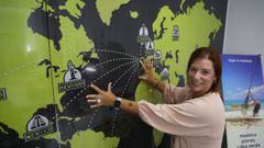 Sonia Dosil, de la agencia Boiro Travel, se�ala en el mapa la ruta que une Galicia con Nueva York 
