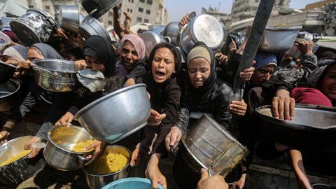 Mujeres palestinas buscan comida en la Franja, en una imagen de archivo.