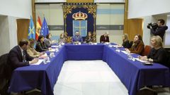 El presidente del Principado de Asturias, Adri�n Barb�n (c), preside este martes la reuni�n de la mesa de estudio sobre la reforma de la financiaci�n auton�mica, en la que participan los portavoces de los grupos parlamentarios de la Junta General