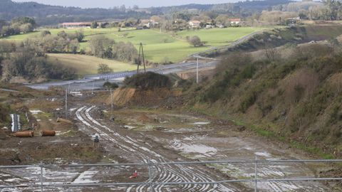 Obras de la autov�a A-54 en el enlace de Arz�a Sur, con le terreno encharcado y sin capas de rodadura echadas
