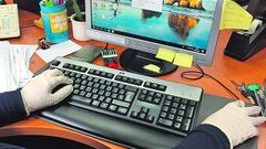Una funcionaria de Ferrol, que usa guantes a causa de los ratones