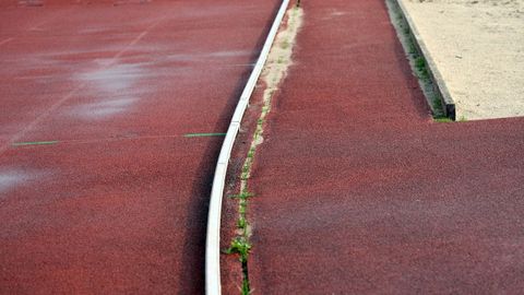 ABANDONO, DESPERFECTOS EN LA PISTA DE ATLETISMO DEL CAMPO MUNICIPAL DE A ALTA. POR LO QUE PERDIO LA HOMOLOGACION