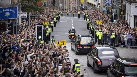 Una multitud recibe al cortejo fnebre en Edimburgo