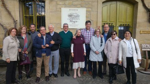 Promotores de la asociación, frente a Bodegas Muga, en la reunión que mantuvieron en Haro en el 2019