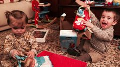 Los ni�os disfrutaron de sus regalos de Navidad.Los ni�os disfrutaron de sus regalos de Navidad