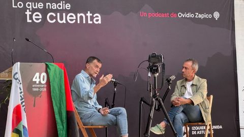 El coordinador general de Izquierda Unida de Asturias, Ovidio Zapico junto al coordinador federal de la formaci�n, Antonio Ma�llo, durante el acto de apertura del nuevo curso pol�tico de IU Asturias