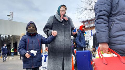 Una mujer entra acompa�ada por su nieto en la frontera entre Ucrania y Ruman�a