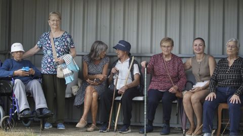 Pilar, la tercera por la izquierda, recoge los testimonios de varias vecinas reunidas en una marquesina, lugar de reunión habitual en Galicia.