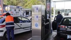 Colas en el primer d�a de descuentos en las gasolineras de Ourense