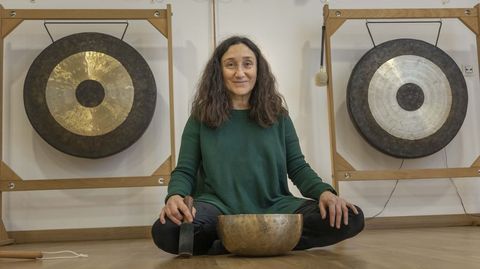 En la aldea de O Seil�n (A Ba�a), a un kil�metro de Negreira, Ana Prema hace conciertos meditativos de sonido y vibraci�n, entre otro tipo de actividades dirigidas a la educaci�n para la salud. �Aqu� mesturo todos os meus saberes e fago acompa�amentos terap�uticos �s persoas que precisan po�er un pouco de quietude ou de calma na s�as vidas�, indica esta pedagoga y educadora social.